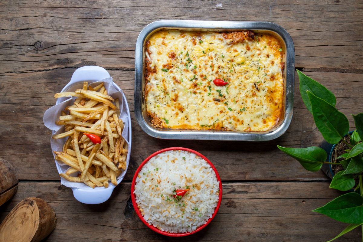 Parmegiana gratinada com arroz e batatas fritas
