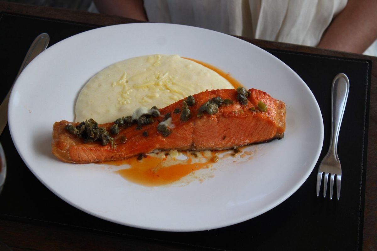 Salmão grelhado sobre purê cremoso